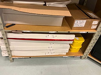 Batch laboratoriumbenodigdheden en planken - afbeelding 8 van  23