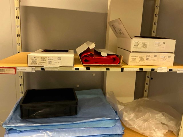 Batch laboratoriumbenodigdheden en planken - afbeelding 10 van  23