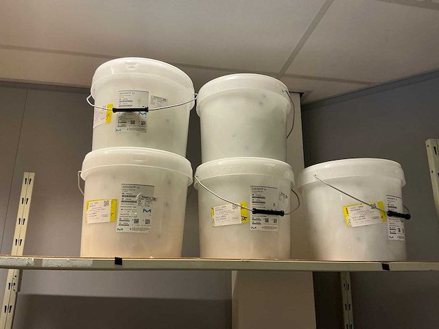 Batch laboratoriumbenodigdheden en planken - afbeelding 11 van  23
