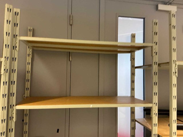 Batch laboratoriumbenodigdheden en planken - afbeelding 12 van  23