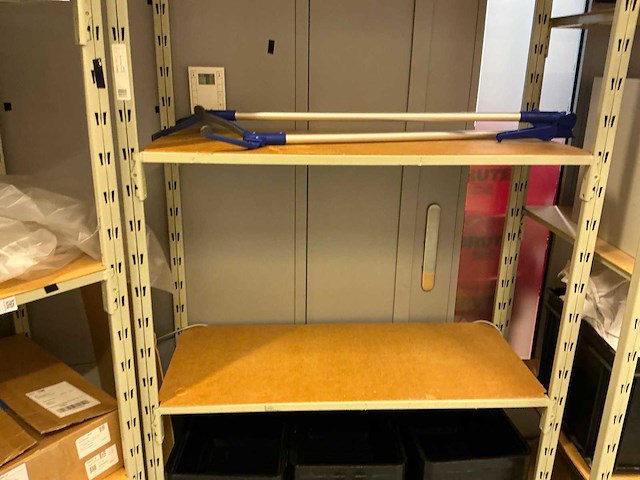 Batch laboratoriumbenodigdheden en planken - afbeelding 13 van  23