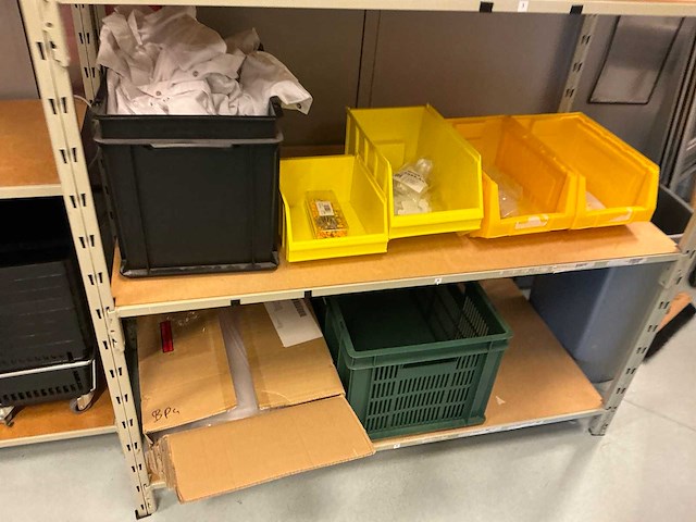 Batch laboratoriumbenodigdheden en planken - afbeelding 15 van  23