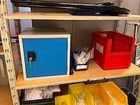 Batch laboratoriumbenodigdheden en planken - afbeelding 16 van  23