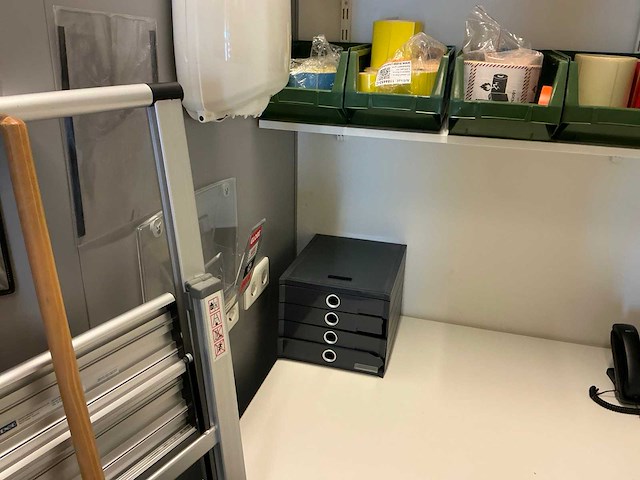 Batch laboratoriumbenodigdheden en planken - afbeelding 20 van  23