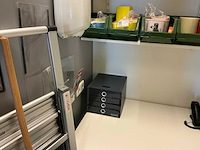 Batch laboratoriumbenodigdheden en planken - afbeelding 20 van  23