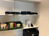 Batch laboratoriumbenodigdheden en planken - afbeelding 22 van  23