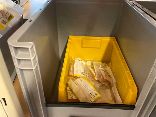 Batch laboratoriumbenodigdheden en planken - afbeelding 101 van  153