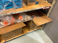 Batch laboratoriumbenodigdheden en planken - afbeelding 109 van  153