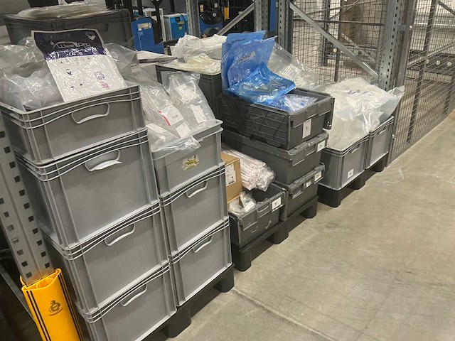 Batch laboratoriumbenodigdheden - afbeelding 1 van  12