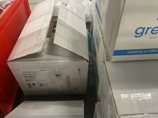 Batch peteidish, schoorsteenput-microplaten en gele cryo-buisjes - afbeelding 2 van  14