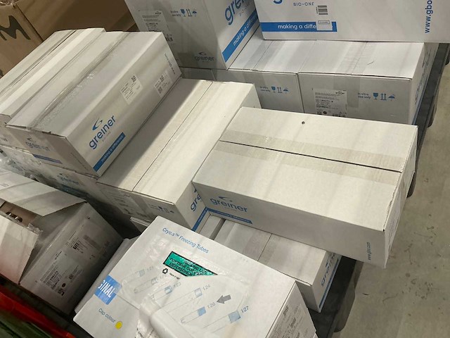 Batch peteidish, schoorsteenput-microplaten en gele cryo-buisjes - afbeelding 12 van  14