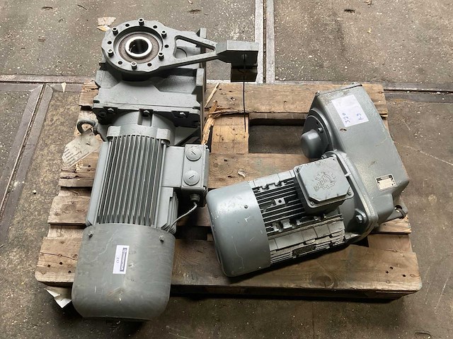 Bauer elektromotor met reductiekast (2x) - afbeelding 1 van  3