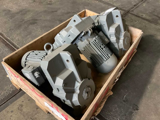 Bauer elektromotor met reductiekast (3x) - afbeelding 1 van  4