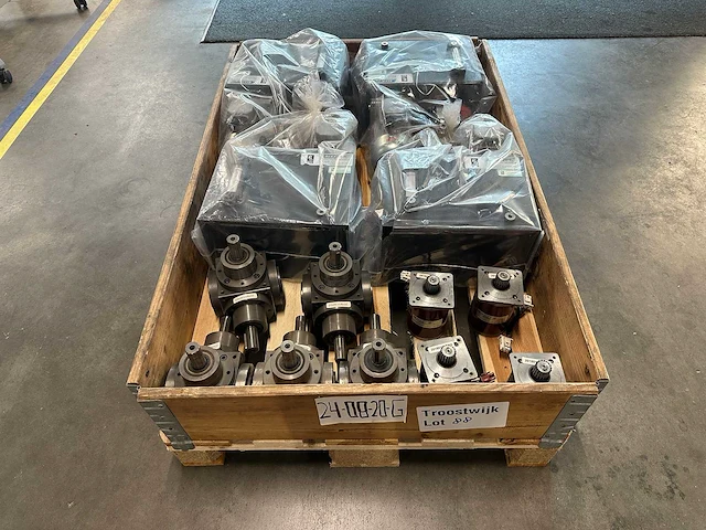 Bautz & pcm - partij industriële motoren, haakse tandwielkasten en bekalube smeersystemen, o.a. partij industriële motoren, haakse tandwielkasten en bekalube smeersystemen - afbeelding 1 van  13