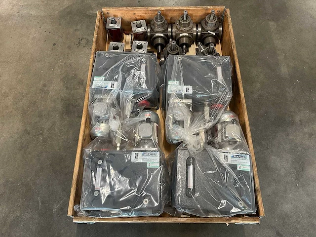 Bautz & pcm - partij industriële motoren, haakse tandwielkasten en bekalube smeersystemen, o.a. partij industriële motoren, haakse tandwielkasten en bekalube smeersystemen - afbeelding 9 van  13