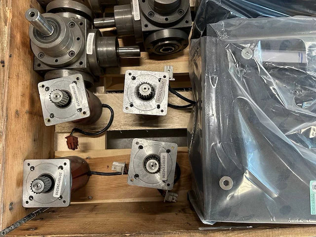 Bautz & pcm - partij industriële motoren, haakse tandwielkasten en bekalube smeersystemen, o.a. partij industriële motoren, haakse tandwielkasten en bekalube smeersystemen - afbeelding 2 van  13