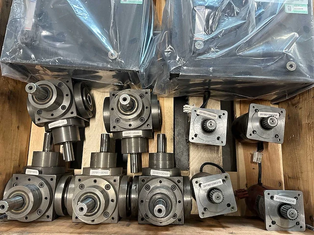 Bautz & pcm - partij industriële motoren, haakse tandwielkasten en bekalube smeersystemen, o.a. partij industriële motoren, haakse tandwielkasten en bekalube smeersystemen - afbeelding 7 van  13