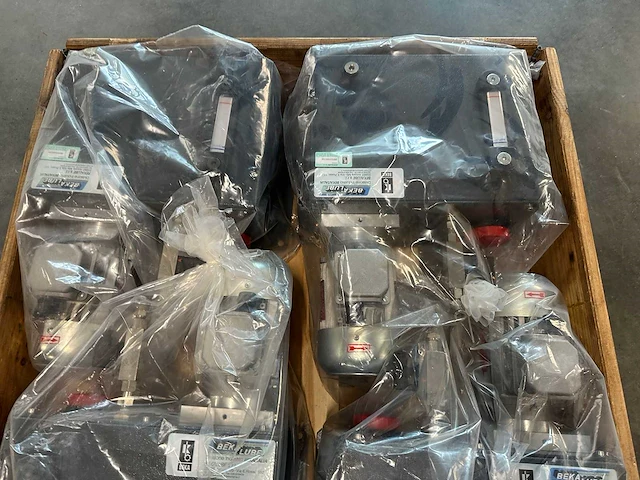 Bautz & pcm - partij industriële motoren, haakse tandwielkasten en bekalube smeersystemen, o.a. partij industriële motoren, haakse tandwielkasten en bekalube smeersystemen - afbeelding 9 van  13