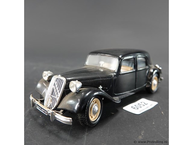 Bburago citroën 15cv 6cyl uit 1952 - afbeelding 1 van  7