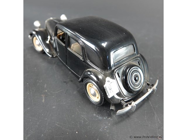 Bburago citroën 15cv 6cyl uit 1952 - afbeelding 3 van  7