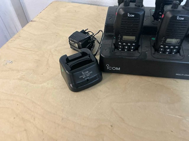 Bc-121n + ic-f3gt walkie talkie - afbeelding 2 van  3