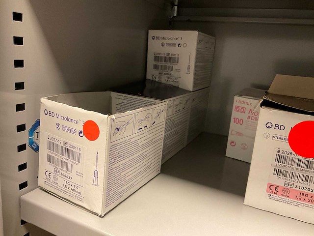 Bd medische benodigdheden, spuiten en naalden - afbeelding 16 van  19