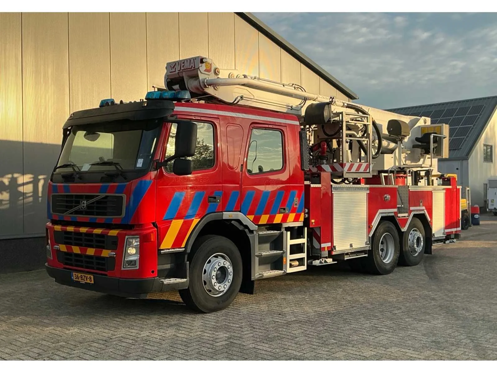 Be-trucks, opleggers, vrachtwagens en gereedschappen