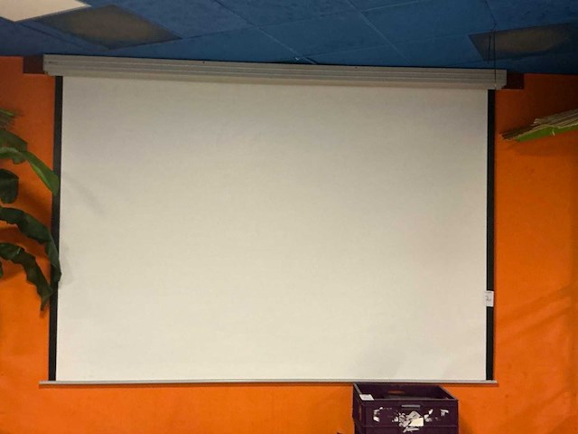 Beamer & 305cm projectiescherm - afbeelding 1 van  5