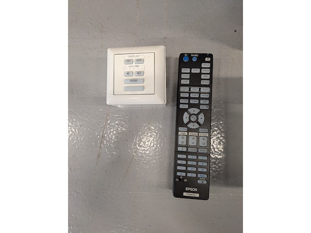 Beamer met projectiescherm epson, h824b - afbeelding 8 van  10