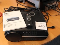 Beamer oke opr30340 met afstandbediening.