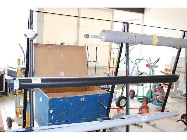 Beamerscherm met breedte 174 cm. - afbeelding 1 van  2