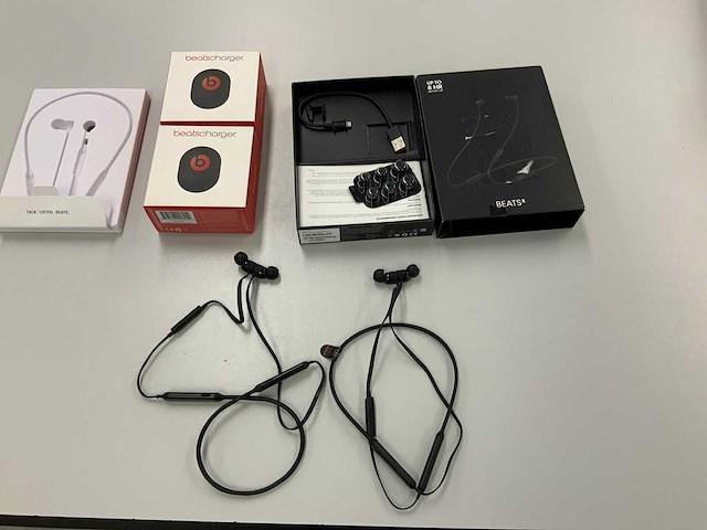 Beats wireless bluetooth earphones (2x) - afbeelding 1 van  5