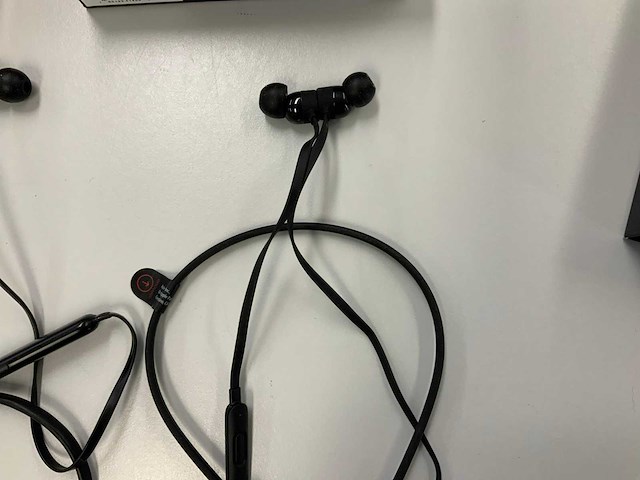 Beats wireless bluetooth earphones (2x) - afbeelding 4 van  5