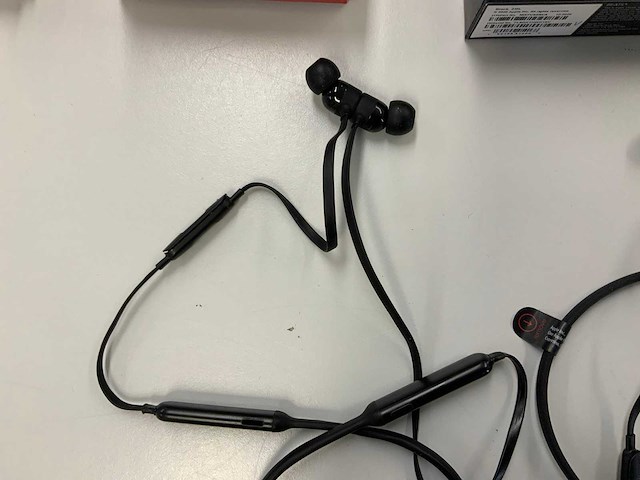 Beats wireless bluetooth earphones (2x) - afbeelding 5 van  5