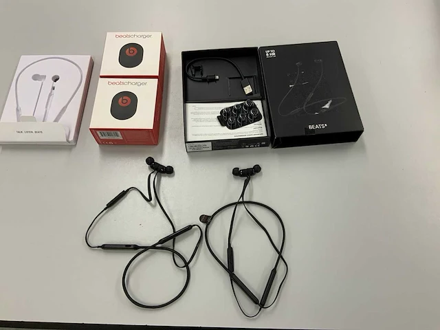 Beats wireless bluetooth earphones (2x) - afbeelding 1 van  5