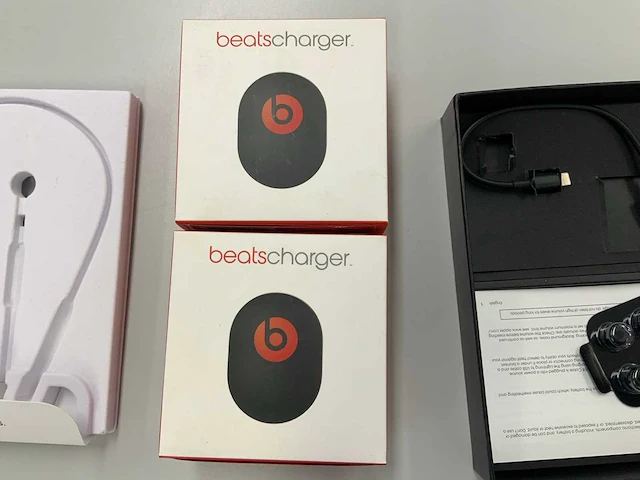 Beats wireless bluetooth earphones (2x) - afbeelding 2 van  5