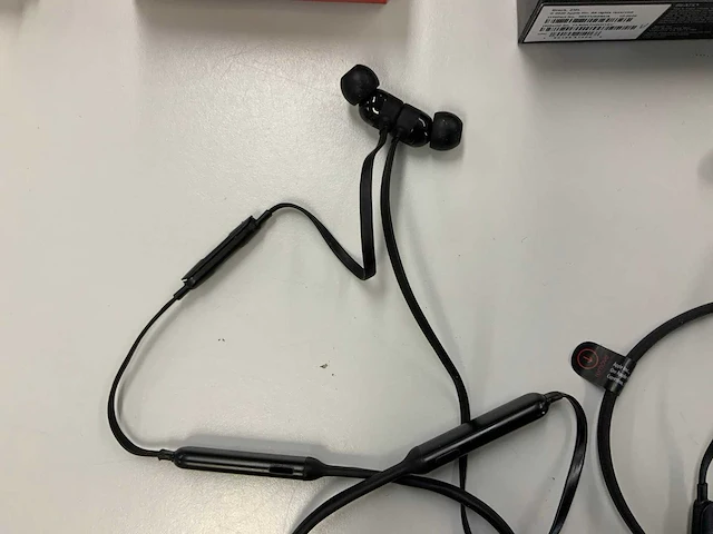 Beats wireless bluetooth earphones (2x) - afbeelding 5 van  5