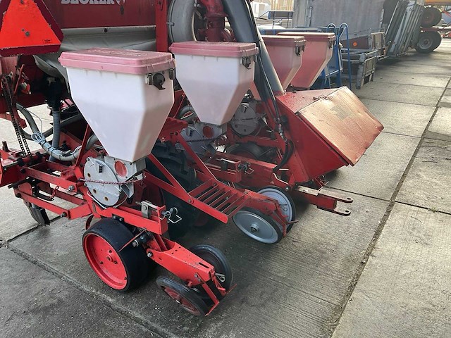 Becker aeromat mais zaaimachine, 8-rijig - afbeelding 9 van  13