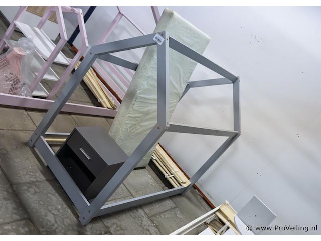 Bed incl. lattenbodem, matras & kast - afbeelding 1 van  2