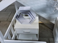 Bed incl. lattenbodem, matras, nachtkastjes (2x), hanglamp & wandrekjes (3x) - afbeelding 4 van  5