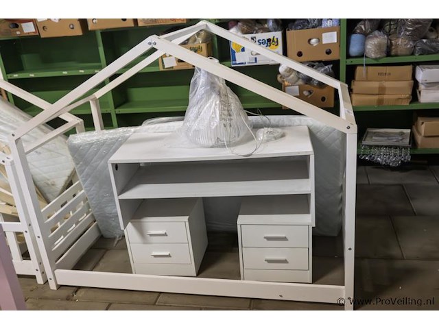 Bed incl. lattenboden en matras, tafel & 2 nachtkastjes - afbeelding 1 van  3