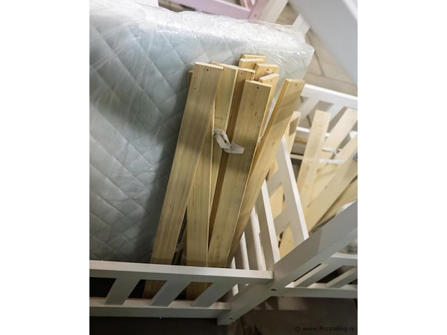 Bed incl. lattenboden en matras, tafel & 2 nachtkastjes - afbeelding 3 van  3