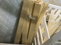 Bed incl. lattenboden en matras, tafel & 2 nachtkastjes - afbeelding 3 van  3