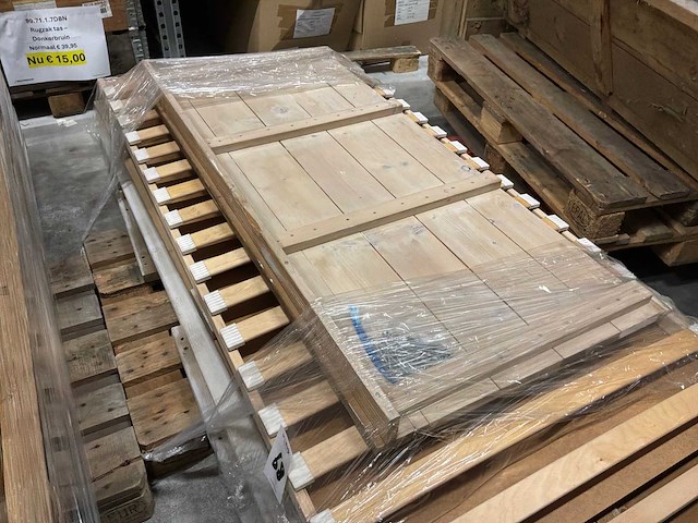 Bed met houten ombouw - afbeelding 2 van  4