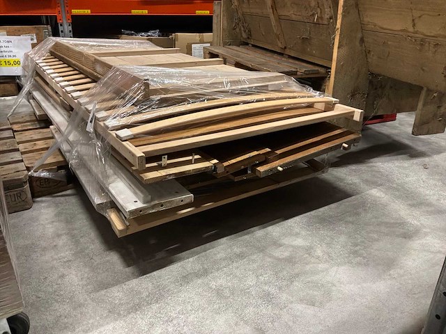 Bed met houten ombouw - afbeelding 3 van  4
