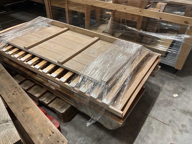 Bed met houten ombouw - afbeelding 4 van  4