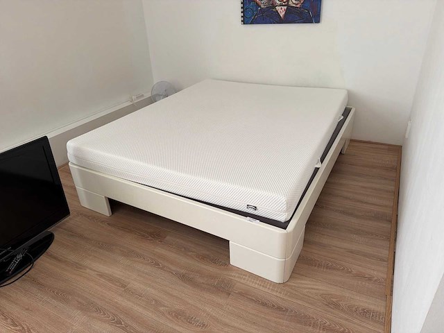 Bed met matras (ikea) queen size - afbeelding 1 van  2