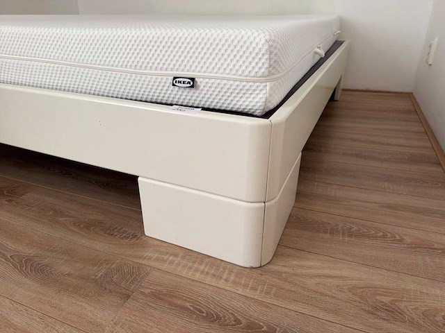 Bed met matras (ikea) queen size - afbeelding 2 van  2