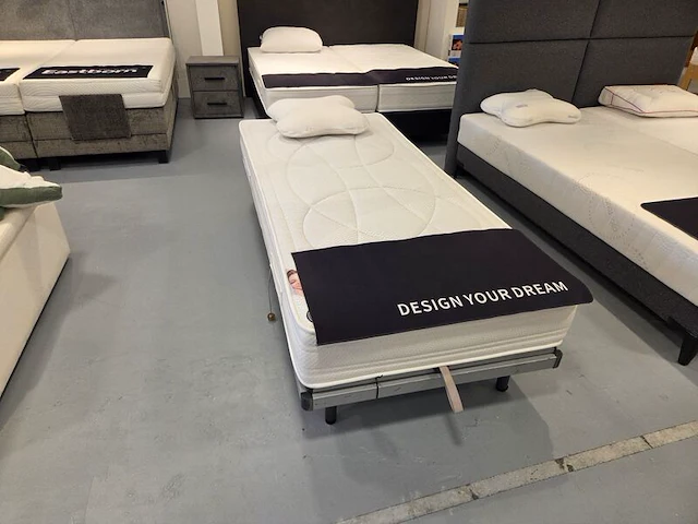 Bed met matras - afbeelding 1 van  7