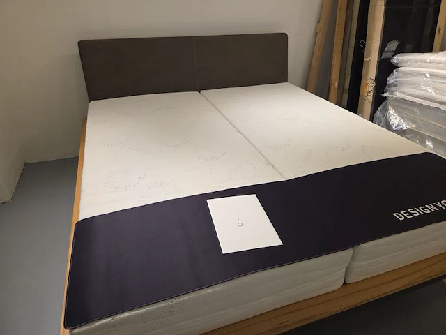 Bed met twee matrassen - afbeelding 1 van  2